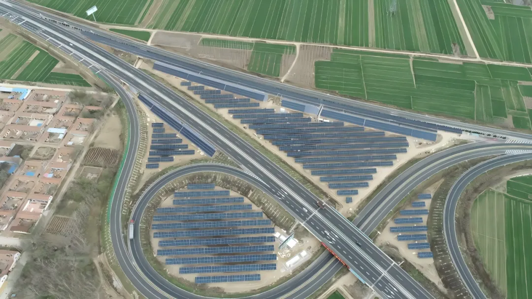 德达集团首个高速公路分布式光伏发电项目成功并网发电