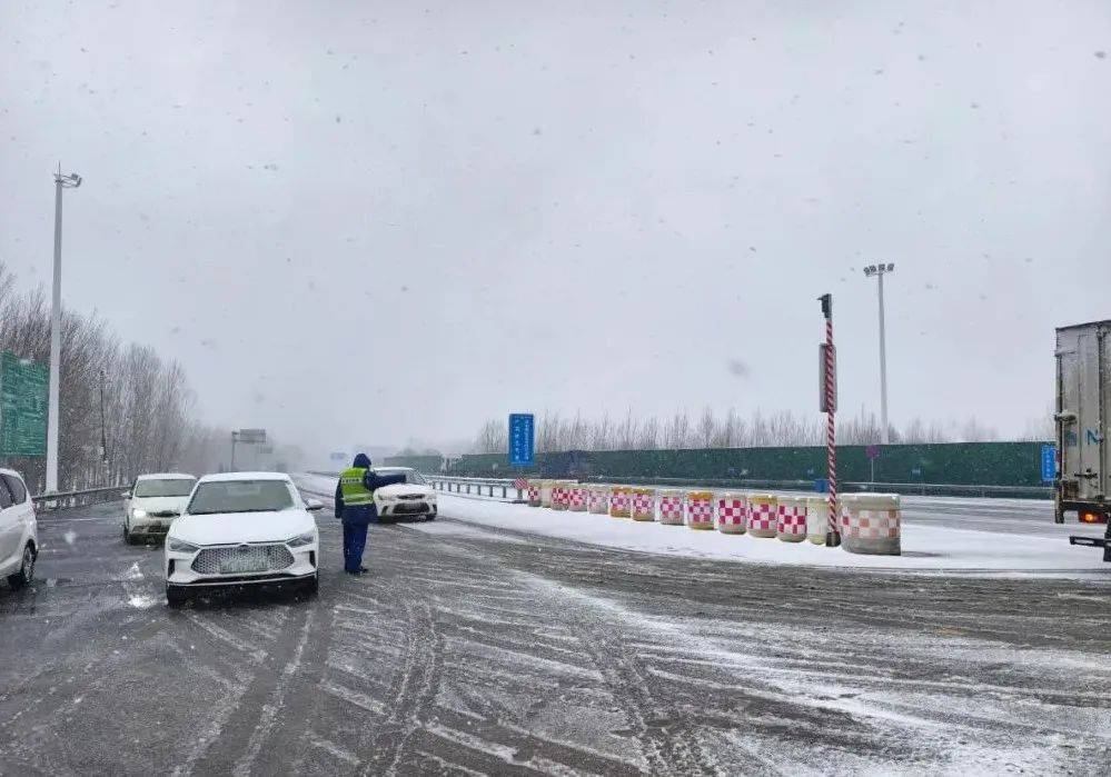 迎雪出击！德商高速清冰除雪护坦途